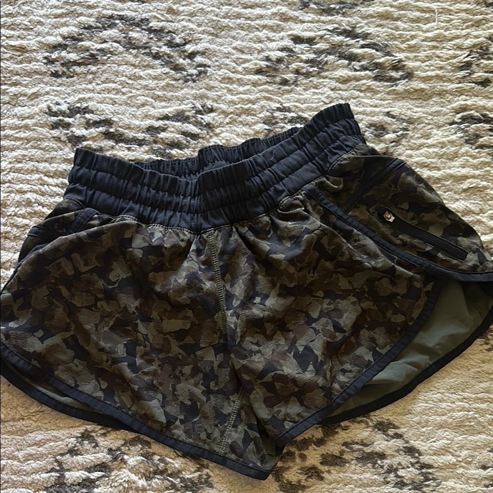 lululemon Women's Tracker Shorts, mid rise size 6